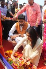 Abhishek Bachchan, Aishwarya Rai Bachchan at Maharastrian New Year Gudi PAdwa Celebrations at Juhu Beach, Mumbai on 21st March 2015
